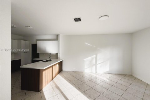 House in Doral, Florida 3 bedrooms, 195.47 sq.m. № 1983830 - photo 11