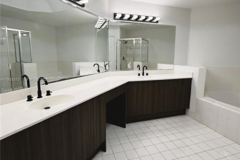 House in Doral, Florida 3 bedrooms, 195.47 sq.m. № 1983830 - photo 21