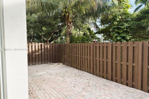 House in Doral, Florida 3 bedrooms, 195.47 sq.m. № 1983830 - photo 29