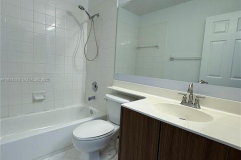 House in Doral, Florida 3 bedrooms, 195.47 sq.m. № 1983830 - photo 24