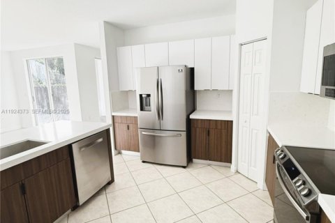 House in Doral, Florida 3 bedrooms, 195.47 sq.m. № 1983830 - photo 6