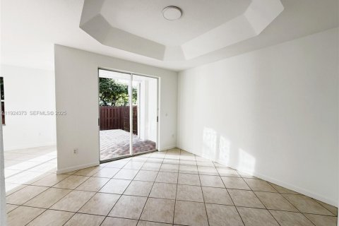 House in Doral, Florida 3 bedrooms, 195.47 sq.m. № 1983830 - photo 12
