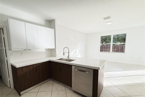 House in Doral, Florida 3 bedrooms, 195.47 sq.m. № 1983830 - photo 7