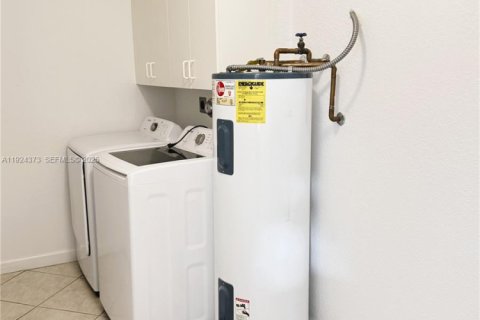 House in Doral, Florida 3 bedrooms, 195.47 sq.m. № 1983830 - photo 28