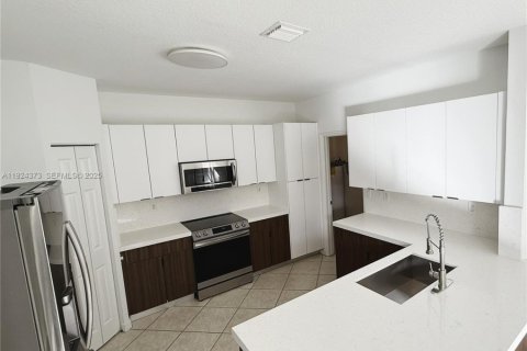 House in Doral, Florida 3 bedrooms, 195.47 sq.m. № 1983830 - photo 5