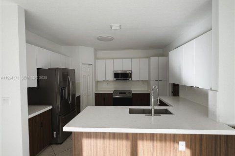 House in Doral, Florida 3 bedrooms, 195.47 sq.m. № 1983830 - photo 3