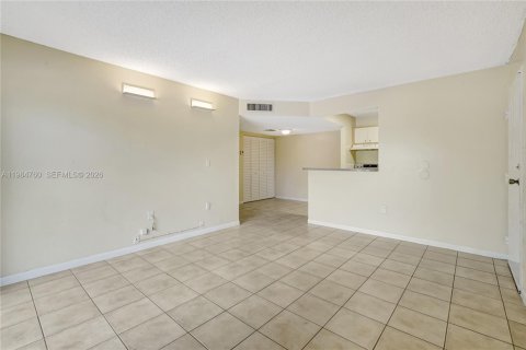 Condo in Hialeah, Florida, 1 bedroom  № 2047117 - photo 6