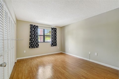 Condo in Hialeah, Florida, 1 bedroom  № 2047117 - photo 22