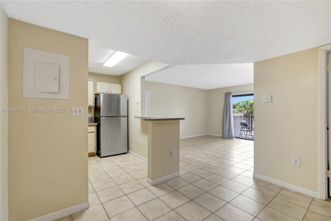 Condo in Hialeah, Florida, 1 bedroom  № 2047117 - photo 11