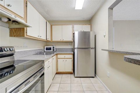 Condo in Hialeah, Florida, 1 bedroom  № 2047117 - photo 17