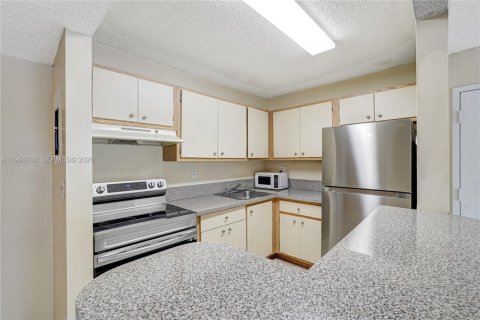 Condo in Hialeah, Florida, 1 bedroom  № 2047117 - photo 16