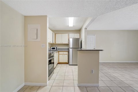 Condo in Hialeah, Florida, 1 bedroom  № 2047117 - photo 15