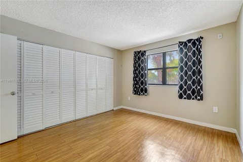 Condo in Hialeah, Florida, 1 bedroom  № 2047117 - photo 25