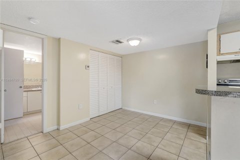 Condo in Hialeah, Florida, 1 bedroom  № 2047117 - photo 9