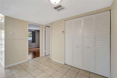 Condo in Hialeah, Florida, 1 bedroom  № 2047117 - photo 12