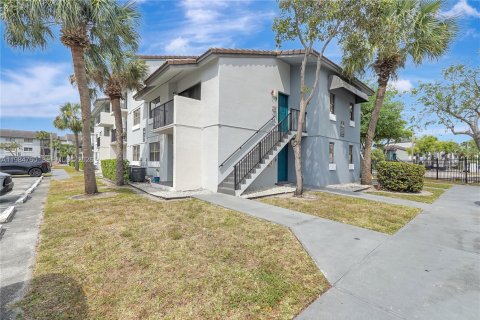 Condo in Hialeah, Florida, 1 bedroom  № 2047117 - photo 2