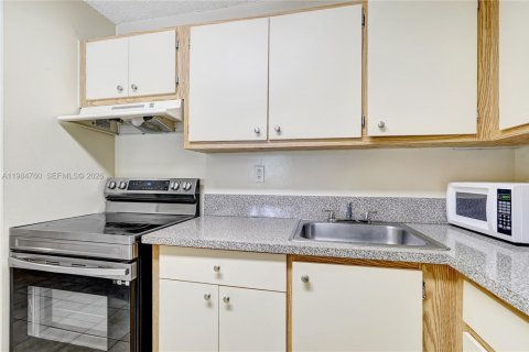 Condo in Hialeah, Florida, 1 bedroom  № 2047117 - photo 21