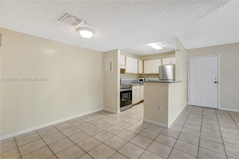 Condo in Hialeah, Florida, 1 bedroom  № 2047117 - photo 10