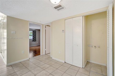 Condo in Hialeah, Florida, 1 bedroom  № 2047117 - photo 14