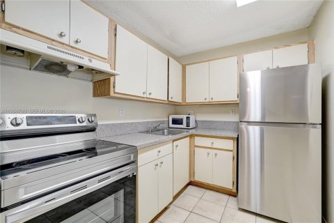 Condo in Hialeah, Florida, 1 bedroom  № 2047117 - photo 18