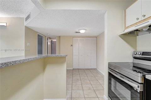 Condo in Hialeah, Florida, 1 bedroom  № 2047117 - photo 20