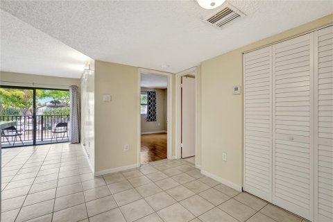 Condo in Hialeah, Florida, 1 bedroom  № 2047117 - photo 13
