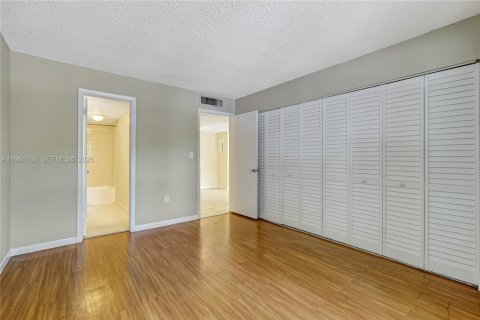 Condo in Hialeah, Florida, 1 bedroom  № 2047117 - photo 24