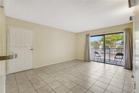 Condo in Hialeah, Florida, 1 bedroom  № 2047117 - photo 8