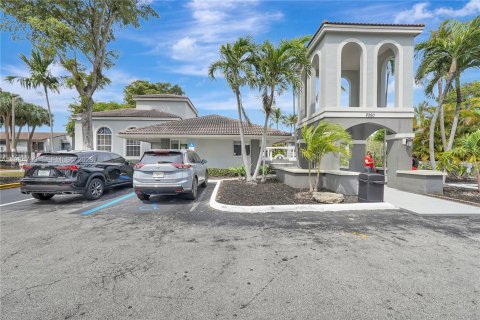 Condo in Hialeah, Florida, 1 bedroom  № 2047117 - photo 3