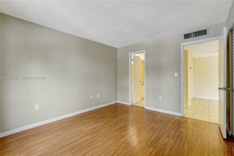 Condo in Hialeah, Florida, 1 bedroom  № 2047117 - photo 23