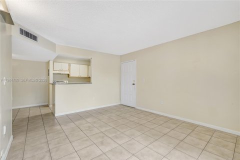 Condo in Hialeah, Florida, 1 bedroom  № 2047117 - photo 7