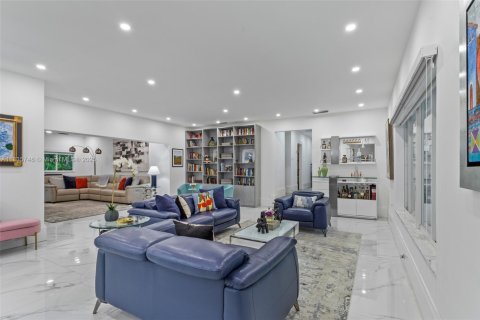 House in Coral Gables, Florida 3 bedrooms, 206.8 sq.m. № 1820027 - photo 17