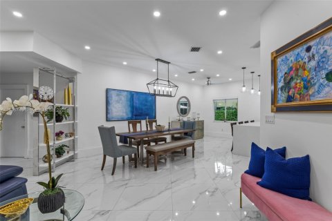 House in Coral Gables, Florida 3 bedrooms, 206.8 sq.m. № 1820027 - photo 10