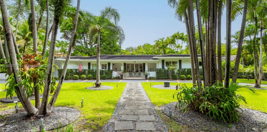 House in Coral Gables, Florida 3 bedrooms, 206.8 sq.m. № 1820027