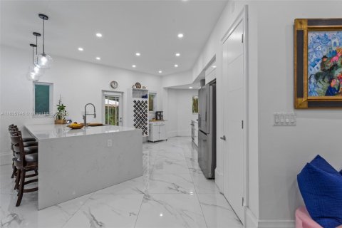 House in Coral Gables, Florida 3 bedrooms, 206.8 sq.m. № 1820027 - photo 2