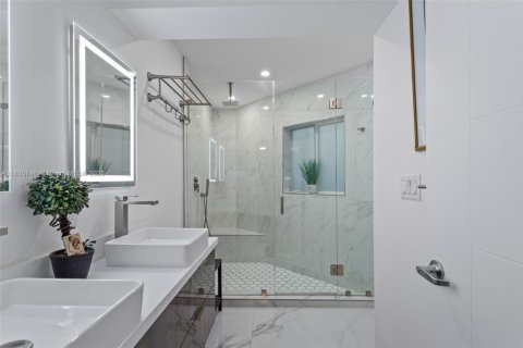 House in Coral Gables, Florida 3 bedrooms, 206.8 sq.m. № 1820027 - photo 30