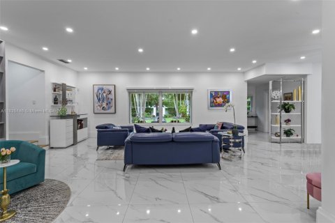 House in Coral Gables, Florida 3 bedrooms, 206.8 sq.m. № 1820027 - photo 19