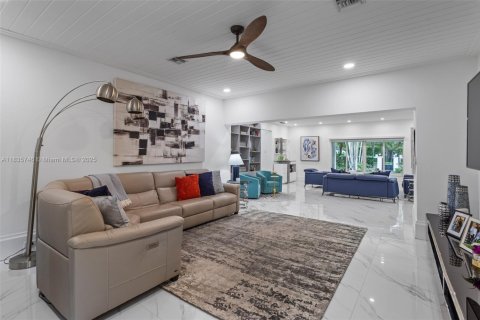 House in Coral Gables, Florida 3 bedrooms, 206.8 sq.m. № 1820027 - photo 24