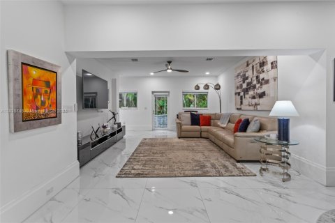 House in Coral Gables, Florida 3 bedrooms, 206.8 sq.m. № 1820027 - photo 22