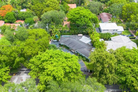 House in Coral Gables, Florida 3 bedrooms, 206.8 sq.m. № 1820027 - photo 4