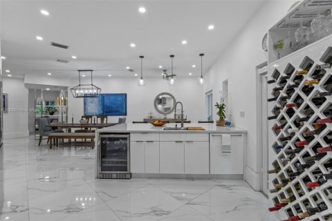 House in Coral Gables, Florida 3 bedrooms, 206.8 sq.m. № 1820027 - photo 15