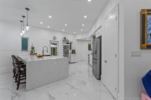House in Coral Gables, Florida 3 bedrooms, 206.8 sq.m. № 1820027 - photo 14
