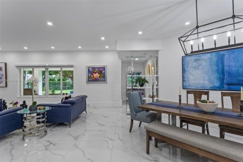 House in Coral Gables, Florida 3 bedrooms, 206.8 sq.m. № 1820027 - photo 9