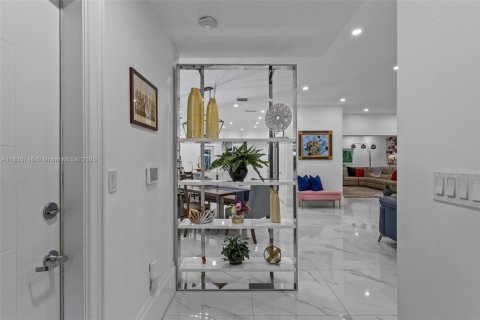 House in Coral Gables, Florida 3 bedrooms, 206.8 sq.m. № 1820027 - photo 8