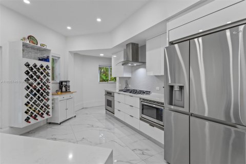 House in Coral Gables, Florida 3 bedrooms, 206.8 sq.m. № 1820027 - photo 13