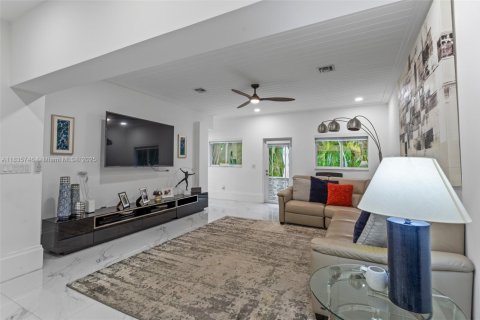House in Coral Gables, Florida 3 bedrooms, 206.8 sq.m. № 1820027 - photo 23