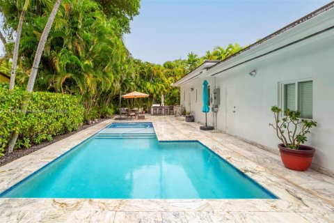 House in Coral Gables, Florida 3 bedrooms, 206.8 sq.m. № 1820027 - photo 3