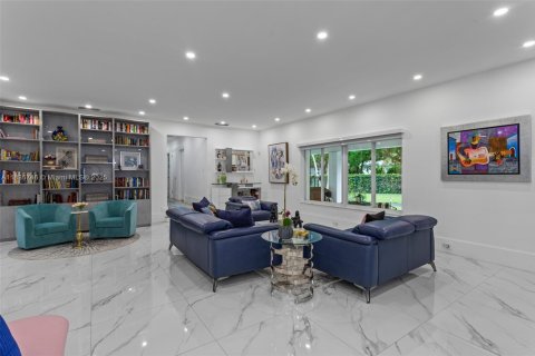 House in Coral Gables, Florida 3 bedrooms, 206.8 sq.m. № 1820027 - photo 18