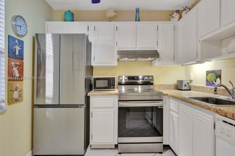 Condominio en Lauderdale Lakes, Florida, 2 dormitorios № 2030981