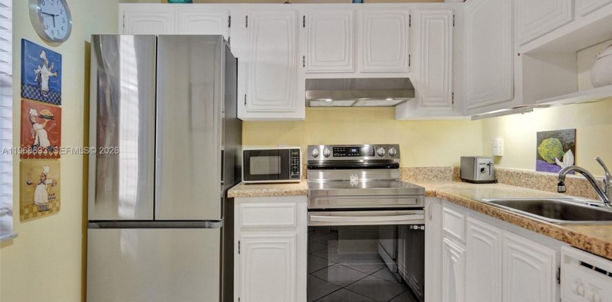 Condominio en Lauderdale Lakes, Florida, 2 dormitorios  № 2030981